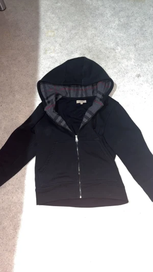 Burberry zip up hoodie  - Oanvänd och funkar både för de som har storlek M och storlek S