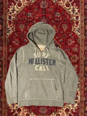 Vintage hollister hoodie - Säljer denna tvär feta vintage Hollister hoodien! | Storlek L | Mycket bra skick | Längd ≈ 65cm | Bredd ≈ 54cm | Passar 175cm - 195cm | Hör av dig vid fler frågor!