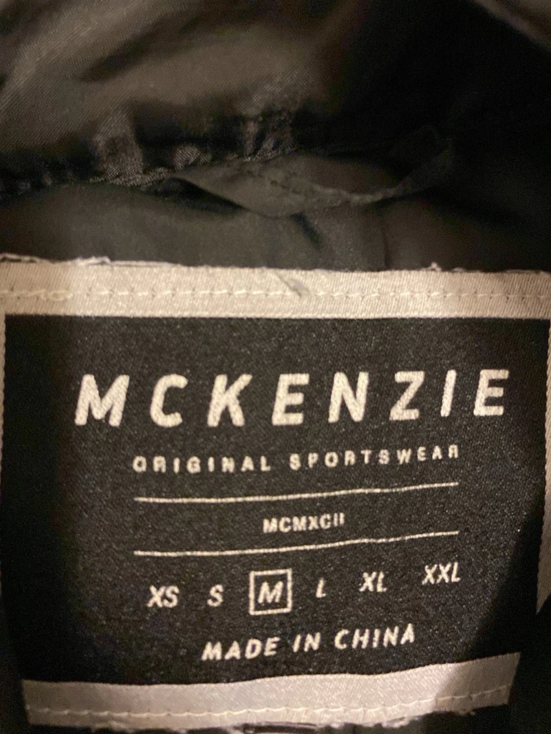 Svart vindjacka med huva från McKenzie - 4