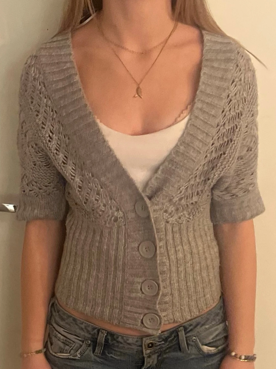 Grå stickad kofta med kort ärm