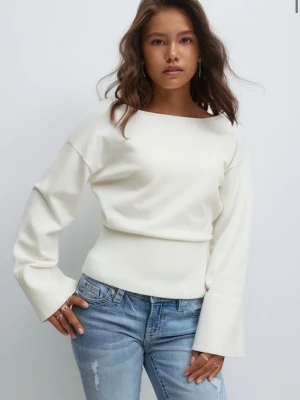 Snygg stickad tröja gina - Snygg stickad vit tröja från Gina med båthalsringning och vida ärmar. Endast använd en gång så som ny!🩷Tröjan har en figurnära midja o djup rygg. Den har långa, vida ärmar, ribbstickad nederkant och normal passform🩷 Strl 158/164 så passar en xs