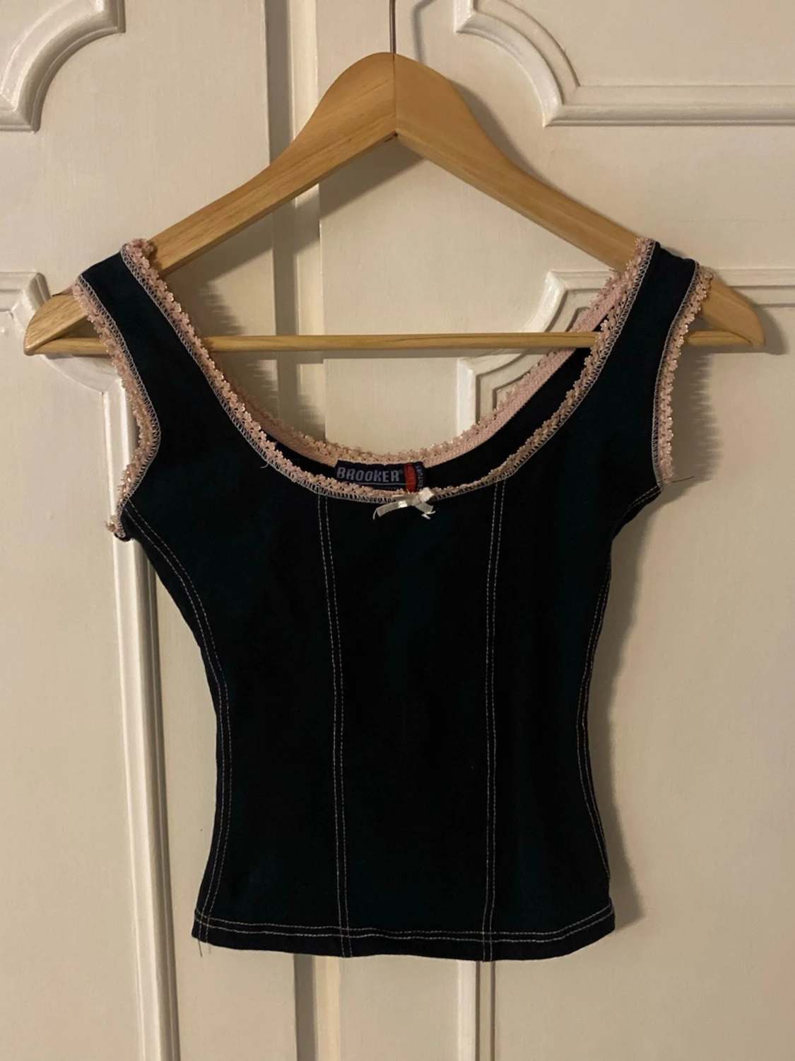 Svart topp med spets och rosett - 1