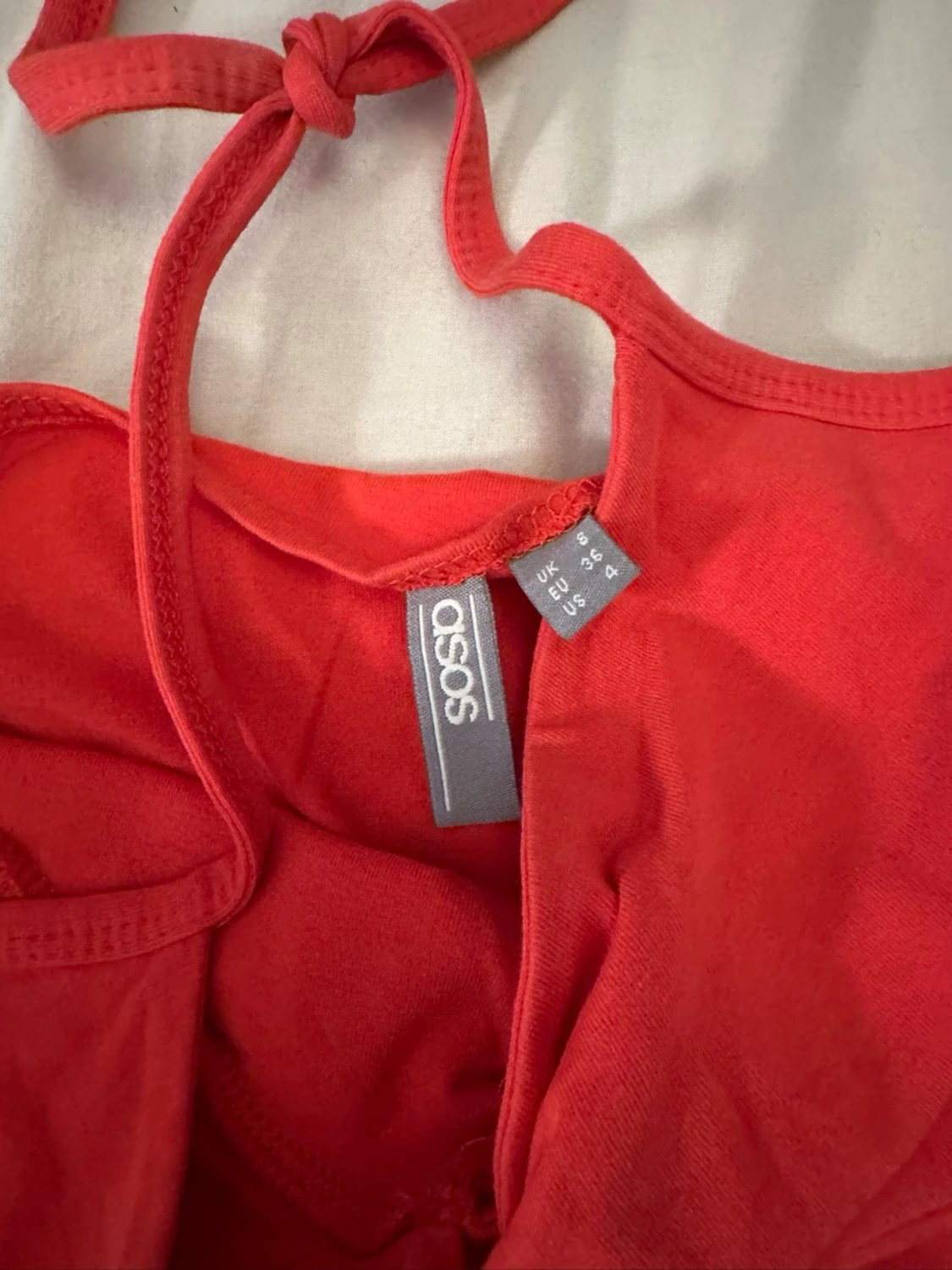 Röd halterneck topp med cut-out - 3