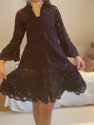 Spetsklänning  - Jätte fin spetsklänning från HM. Färgen är typ en blandning med vinröd och lila. Utsvängda lite kortare armar. Klänningen har en lös fit, så den passar större än xs också. Klänningen har en innerklänning så den inte blir genomskinlig. Innerklänningen går dessutom att ta bort