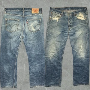 Levis 510 vintage - Ett par riktigt snygga Levis 501. Jeansen behövs att sy på ena fickan och har hål vid fickorna(fickorna har ej hål i sig utan brevid se bild) annars är jeansen riktigt snygga på! Modellen är 183cm. Storlek motsvarar 32/32. Midja 42cm Längd 103cm Benöppning 21cm
