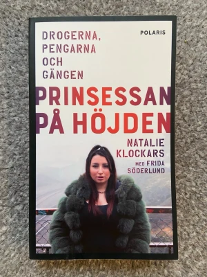 Prinsessan på höjden - Boken är helt ny och oläst. Fick dubletter i julklapp, så säljer den ena. Absolut nyskick! En bok av Natalie Klockars och Frida Söderlund som ger en inblick i gängkriminalitet, droger och livet på Hammarbyhöjden. Perfekt för dig som gillar verklighetsbaserade berättelser. Läs den!