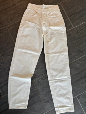 Vita raka vintage jeans från Constantino - Säljer ett par vita jeans från Constantino med rak passform och hög midja. Klassisk femficksmodell i mjukt bomullsmaterial. Perfekta till en clean och fräsch look.