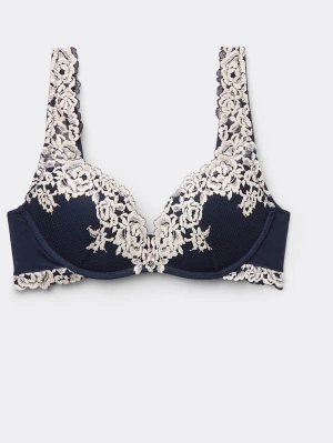 Mörkblå bh från intimissmi - En mörkblå bh med vacker spets och blommönster. Bh:n har vadderade kupor och bygel för extra stöd. Axelbanden är dekorerade med spets och ger en romantisk känsla. Perfekt för dig som gillar feminina detaljer. Nypris 559kr, använd max 5 gånger och tvättad 1 gång. Så säljer för 400.