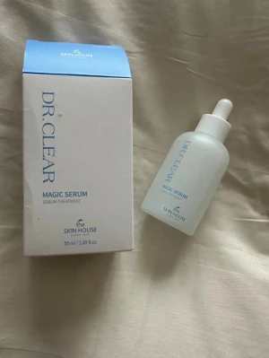 Dr. Clear Magic Serum 50ml - Dr. Clear Magic Serum från The Skin House är ett ansiktsserum för sebumbehandling. Kommer i en frostad glasflaska med pipett och blå text. Förpackningen är vit med blå detaljer och rymmer 50 ml. Ej öppnad 