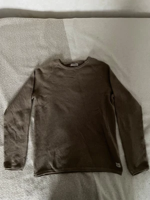 Brun stickad tröja - Stilren tröja från Jack and jonis i M. Kommer få dig alla brudar och även killar. 😉