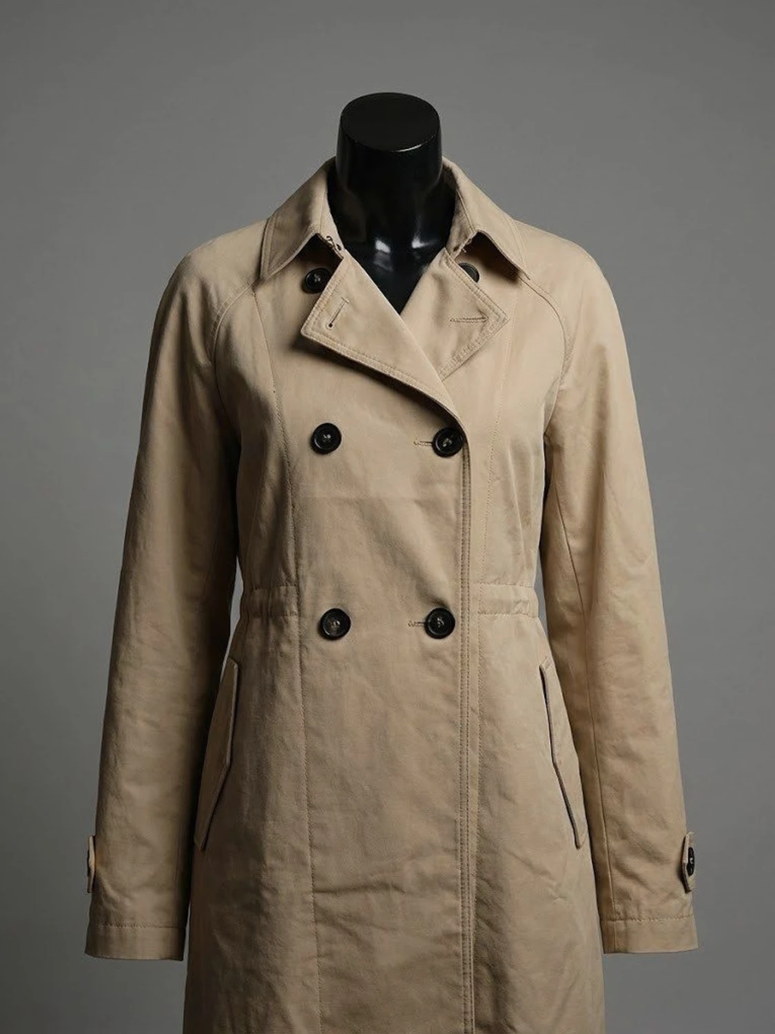 Beige trenchcoat med knappar