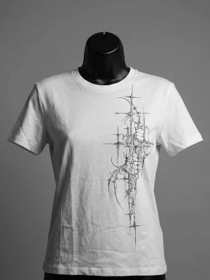 Vit t-shirt tribal w tags  - Säljer en vit t-shirt med ett unikt grafiskt tryck på framsidan. T-shirten har rund halsringning och korta ärmar. Passformen är normal och materialet känns som mjuk bomull. Perfekt för dig som vill sticka ut med en cool design.