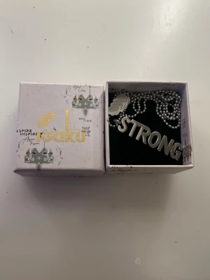 Ioaku ordhalsband - Coolt halsband med texten ”strong”, ca 48 cm lång kedja men går att justera den kortare. Endast använt en gång, ioaku ask medföljer💞bara att höra av sig vid funderingar