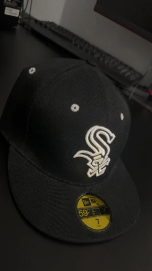 Chicago White Sox keps från New Era - 59FIFTY keps från New Era med Chicago White Sox logga broderad i vitt framtill och CHICAGO tryckt under skärmen. Kontakta gärna för funderingar🤩