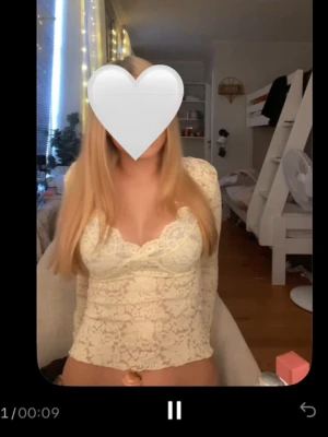 Ljus gul spetsig långärmad topp - Säljer en ljus gul  långärmad topp i spets med v-ringning och figurnära passform. Toppen har fina spetsdetaljer och transparenta ärmar, perfekt för en trendig och feminin look. Använd 1 gång jätte fin inga defekter säljer pågrund av att jag inte tycker den är så fin på mig längre❤️(de är mina bilder💕) original pris:399kr 