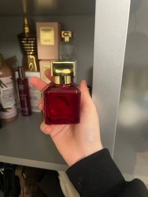 Ysl libre 50ml - Min yal libre gick sönder så nu är den i denna parfym burk och jag säljer billigare då den inte är i sin originella burk. 