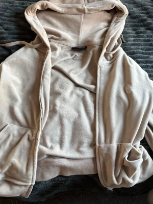 Juicy Couture - Beige Juicy Couture tröja i storlek s. Mycket bra skick, inga skavanker, använt fåtal gånger. 