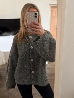 Stickad kofta - Säljer min jättefina stickade kofta från NA-KD! Den har fåtal tecken på använding men inget som syns tydligt💕