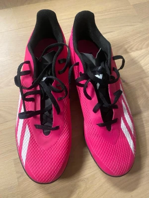 Rosa Adidas löparskor med dobbar - Säljer ett par snygga Adidas skor perfekt för inomhus och utomhus.