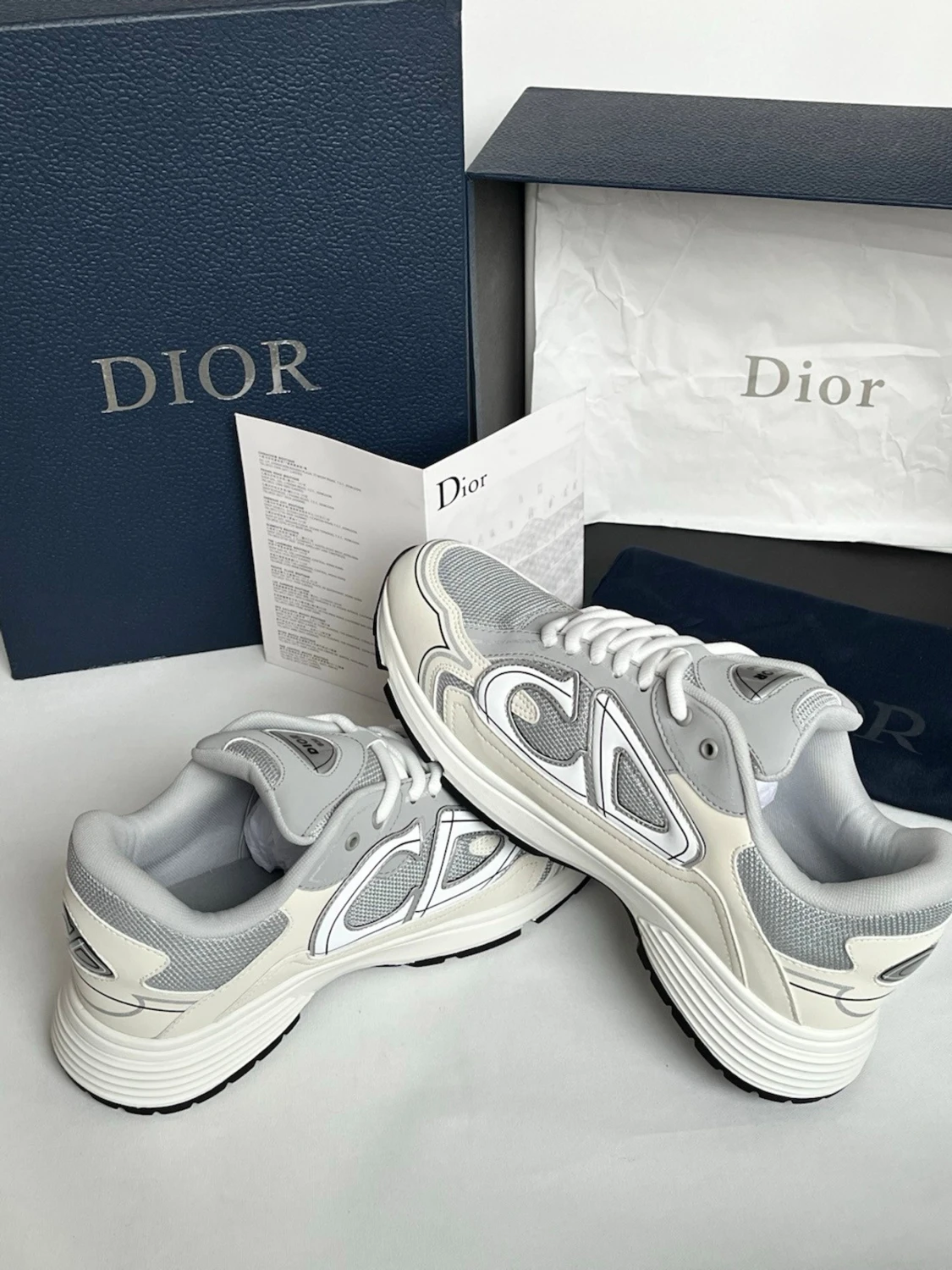 Gråa Dior sneakers med vita detaljer - 1
