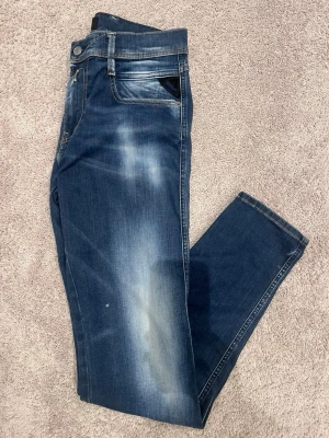 Replay Anbass Hyprflex Jeans  - Säljer nu dessa riktigt snygga Replay Anbass Hyperflex jeansen, nypris ligger runt 1800 kr, vi säljer dem nu för 549, dessa har en riktigt schysst faded tvätt, dem är Hyperflex & storleken på dessa är W30 & L32, jeansen har en Slim Fit passform så dem passar dem flesta, vid fler frågor kring bilder eller liknande är det bara att höra av sig / AC Fashion 🤝