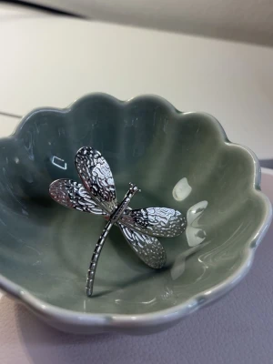 Silverfärgad trollsländebrosch - Super fin silver ”dragonfly ring”, som är justerbar❤️ inga defekter!