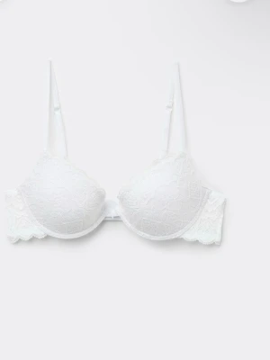 Intimissimi bh - BH från Intimissmi, den är endast testad en gång men lappen är bortklippt. Den är i färgen vit med lätt push-up. Storlek 75C (nypris 459)💕💕
