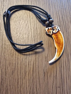 Totemhalsband med halsrem. - Totemhalsband med halsrem. Berlock 7 cm hög. Bredd 2,5 cm.