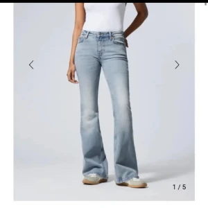 Weekday jeans low waist - Jeans från weekday i modellen flame. W29 och tror minst L32, De är bara använda ett par gånger och i superbra skick förutom lite slitet längst ned då de va lite långa på mig, skriv för fler bilder💕Nypris 590, pris kan diskuteras💕