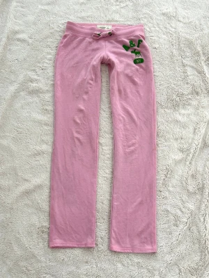 Abercrombie & fitch lågmidjade byxor  - Ett par byxor från Abercrombie & fitch i storlek XS. Rakt över midjemått: ca 33cm. Innebenslängd: ca 74cm. Finns mindre osynliga fläckar på framsida och 1 litet hål/slitning på midjan. Jag fraktar inom 24h, frakt med PostNord prioriteras. Se liknande plagg i min profil! 