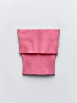 Rosa ribbad bandeau topp - Trendig rosa bandeau topp i ribbad bomullsmix. Axelbandslös design som sitter tight och ger en clean look. Perfekt att styla med höga jeans eller kjol för en cool vibe. 