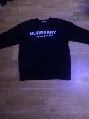 Svart sweatshirt från Burberry - Lyxig svart äkta burberry tröja helt oanvänd helt ny först till kvarn storlek S kom o köp  priset kan diskuteras 
