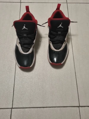 Nike jordan - Snygga Nike Jordan sneakers i svart, vitt och rött med klassisk Jumpman-logga på plösen. Skorna har snörning, rund tå och en cool kontrast mellan färgerna. Perfekta för dig som gillar streetstyle och basketvibe.