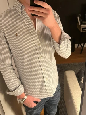 Ralph lauren skjorta  - Tjena säljer nu denna Ralph lauren skjortan som är perfekt fest skjorta nu till våren och sommarn. Den är i riktigt bra skick och är i storlek S. Hör av er om ni har någon fråga!😁✌️