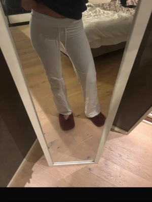 Vita mjukisbyxor med snörning - Säljer ett par vita mjukisbyxor med medel midja men kan vikas ner till lågmidjade. Byxorna har en tight passform upptill och är lite vidare nedtill. Väldigt sköna och snygga! 