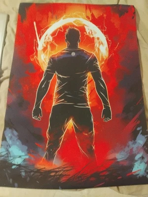  poster Ronaldo  - Säljer en poster med en cool siluett av Ronaldo i centrum, omgiven av eldiga och elektriska färger i rött, orange och blått. Motivet har en tecknad stil och ger en kraftfull känsla, perfekt för att liva upp väggen i sovrummet eller gamingrummet.