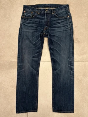 Double RL selvedge jeans - Säljer ett par double RL selvedge jeans i storlek W30 L30. Nypris cirka 3200kr. Fysisk autenticitets bevis från Vestiaire Collective finns. Mått - midja: 42cm, längd: 96,5cm, benöppning: 19cm. Bara att skriva för mer bilder eller övriga funderingar!