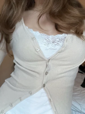 Ull kofta + spetslinne - Man får båda delarna!! Båda är i bra skick!!