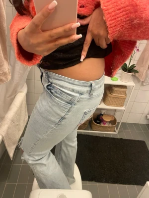 Nelly jeans - Super snygga jeans från nelly!! I stl. 40 men passar mig som har S i vanliga fall (kolla bilder) hör av er för frågor!!!