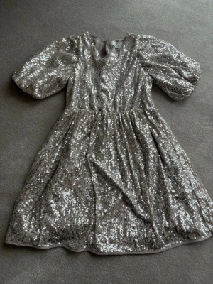 Söt klänning  - Mycket fint skick. Passar 7-9 år