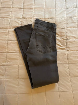 Grå replay jeans - Säljer dessa sjukt snygga gråa replay jeansen som är slimfit med grymt snygga slitningar🔥Jeansen är W29 L32 och skicket är 10/10 utan defekter. Bara att höra av dig vid andra funderingar👑