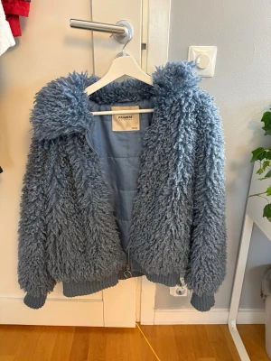 Snygg pälsjacka  - Snygg pälsjacka från Pull&Bear! 