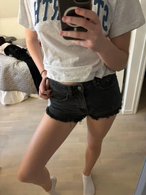 Svarta jeansshorts - Säljer ett par svarta jeansshorts med låg midja. De är i strl 34 men passar även mig som jag strl 36. Perfekta till sommaren!🩷