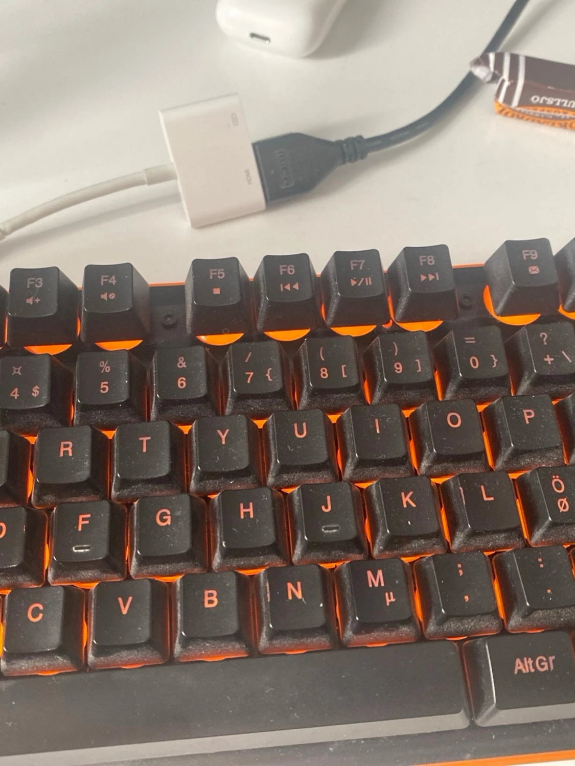 )Plats 15 av snabbast tangentbord i hela världen!)Mekaniskt tangentbord med rgb belysning, med sladd och trådlös, fonns olika modes och färger+soundboard