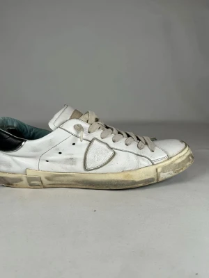 Vita sneakers från Philippe Model - Säljer tvär snygga philipe modell. Bra skick! Bra pris! Inte använda mycket alls! Skriv om du har någon fråga.              Storlek 44 men passar 45