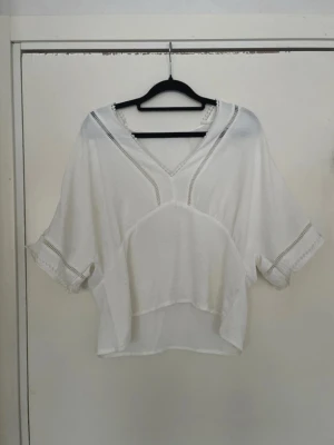 vit blus - söt blus med spetsdetaljer som inte kommit till användning 💕💕