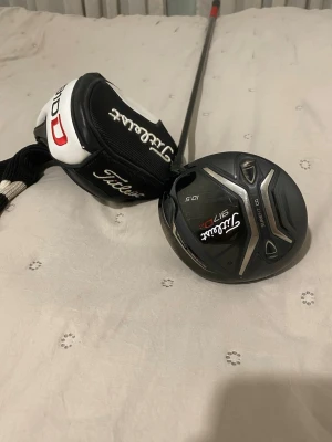 Titleist 917 D2 Driver 10.5° - Säljer en Titleist 917D2 Driver toppklass i 2026. Denna modell är känd för sin perfekt balans mellan distans och förlåtelse. Perfekt för alla handicappare. Som vill ha raka, höga drives med bra carry. Den är modern driver som är väldigt bra om du letar fler något du kan använda pålitligt i ditt bag.   Loft 10.5  Skaft är stiff flex  Höger hänt  Slänger även in en 910D titleist headcover   Klubban är välvårdat, den är topp condition med minimalt slitage. Ny pris är 4000.   Hämtas vid Knivsta Stat