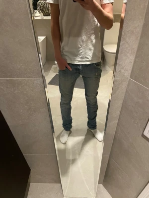 Dondup jeans  - Ett par Dondup jeans med snygga slitningar  ny pris 4000kr❌ mitt pris 999kr✅, va inte rädd att skicka om du undrar något 