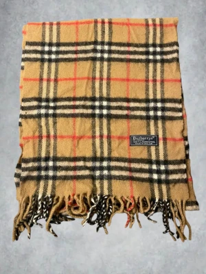 Burberry halsduk  - Burberry halsduk | 100% lammull | skick: 9/10 | nypris ca 4000kr | färg beige | skriv vid frågor | MD closet