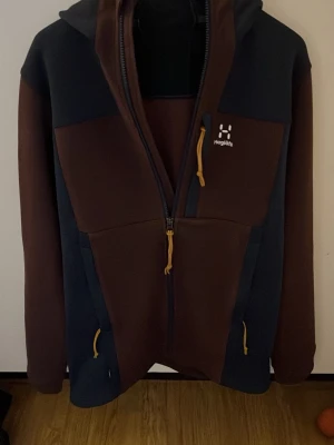 Haglöfs tröja - Tjena, säljer en riktigt gosig haglöfs zip. Tröjan är i väldigt bra skick då den använts fåtal gånger. Inga skavanker eller liknande. Bara att höra av dig vid funderingar. Nypris 1800kr.